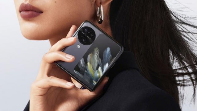 <b>OPPO Find N3 Flip e acum oficial! Primul smartphone pliabil cu clapetă ce aduce setup foto triplu are design catchy și CPU de top MediaTek Dimensity 9200</b>Sosește o nouă lansare importantă la final de lună august. Azi a fost prezentat oficial cel mai nou smartphone pliabil cu clapetă din portofoliul OPPO și anume modelul Find N3 Flip. Are multe dotări comune cu ale predecesorului (Find N2 Flip)