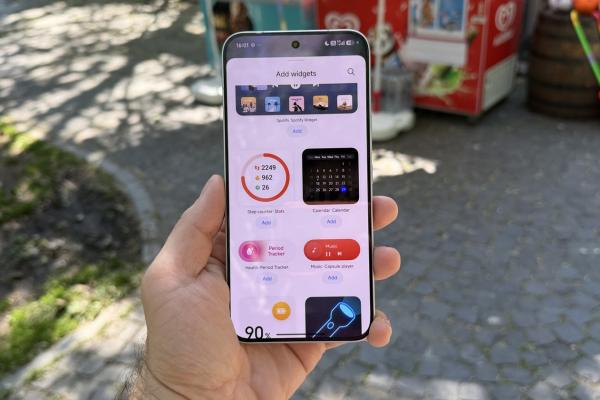 POCO X8 Pro Max: HyperOS 3.0 fluid, iluminare RGB și suport software extins până în 2032