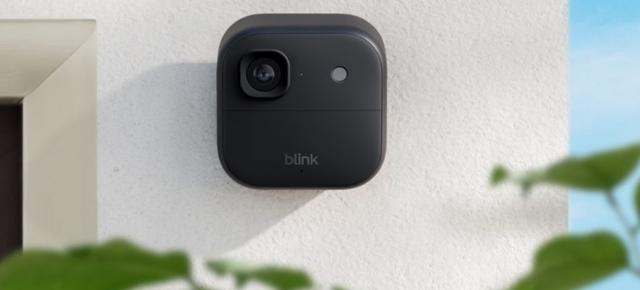 E LUNI e AMAZON: Sistem Blink Outdoor 2K+ cu 3 camere wireless și videointerfon inteligent Alexa (cu discount de 50%)
