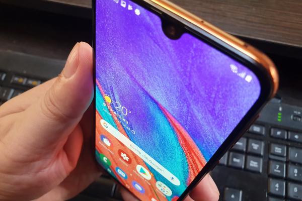 Samsung Galaxy A40: Conectivitate de flagship