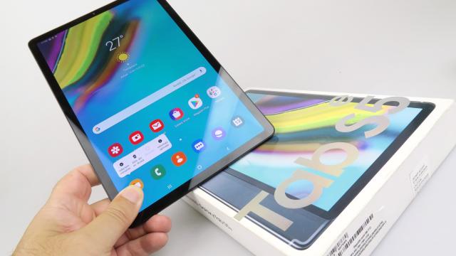 <b>Samsung Galaxy Tab S5e Unboxing: cea mai subţire tabletă din lume e aici, cu 4G, GPS şi One UI (Video)</b>Văzând ce bine a mers Galaxy Tab S4 anul trecut, Samsung ne-a oferit şi o variantă intermediară între acel model şi flagship-ul Tab S6. E vorba despre Samsung Galaxy Tab S5e, cea mai subţire tabletă din lume, la doar 5.55 mm 
