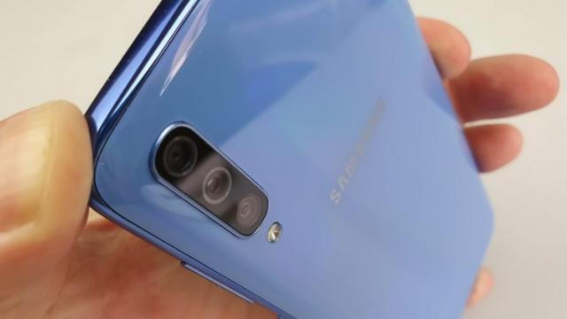 <b>Samsung Galaxy A70s va debuta în această lună, cu o cameră de 64 de megapixeli la bord</b>Samsung a început deja să ofere variante actualizare ale modelelor de telefoane midrange din prima parte a anului. După Galaxy A20, A30, A50 şi M30, care au primit versiuni "S", acum e rândul lui Galaxy A70 să aibă parte de 