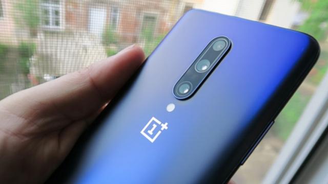 <b>OnePlus 7 și OnePlus 7 Pro primesc Android 10 în varianta finală! Update-ul se distribuie acum</b>Așa cum am remarcat în ultimii ani, există multe companii din zona smartphone ce aleg să amâne dinadins actualizările software pentru terminalele existente la noile versiuni Android, cu scopul de a împinge în față noi dispozitive 