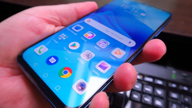 <b>Honor View 20: OS, UI aplicaţii cu Magic UI care e fix EMUI</b>Honor face tot posibilul să se diferenţieze de compania mama Huawei, inclusiv la nivel de interfaţa a telefoanelor sale. Astfel a luat naştere Magic UI, care seamănă leit cu EMUI, cel puţin la prima vedere. În cazul lui Honor View 20 rulăm Android 9.0..