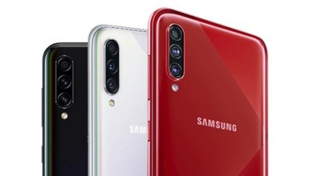 <b>Galaxy A70s este primul telefon Samsung cu cameră de 64 megapixeli; Iată ce e diferit faţă de A70!</b>Samsung continuă lansările de versiuni "S" ale telefoanelor din seria Galaxy A cu Galaxy A70s. Acesta tocmai a devenit oficial în India şi pare să fie fix un A70 cu spate cu efect de prismă în spate, dar şi o cameră de 64 megapixeli 