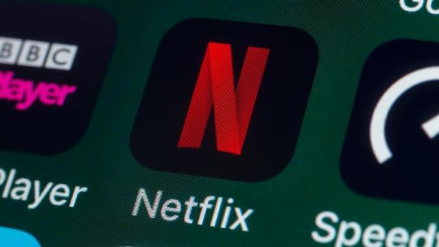 <b>Netflix România oferă acum şi abonamente de 3.99 euro pentru vizionare pe mobil</b>Auzisem de ceva vreme ca Netflix testează un abonament special şi mai ieftin care să aducă serialele şi filmele sale pe mobile. Ei bine ne-a fost semnalata o nouă opţiune de abonament şi în România mai nou. Astfel, cine vrea să îşi facă abonament la Netfl