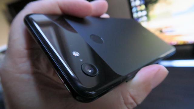 <b>Google Pixel 3 XL: Cameră cu performanţă foto low light de introdus în cărțile de istorie a tehnologiei</b>Google Pixel 2 XL ne-a şocat cu captura să Bokeh şi cu claritatea fotografiilor, dar şi cu captura low light, care cred că prinde un top 10 şi acum. Şi totul cu camere singulare în faţă şi spate. Google Pixel 3 XL rămâne la o cameră singulară principală