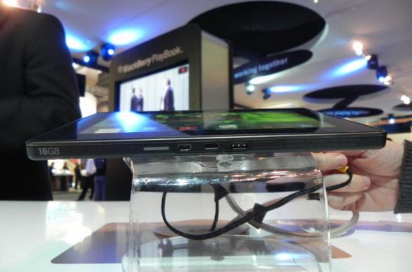 MWC 2011: Tableta BlackBerry PlayBook rulează Quake 3, un film și Adobe Reader simultan (Video): dscn3905jpg.jpg