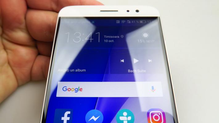 Huawei Nova Plus: Display arătos şi OK iluminat, dar neuniform