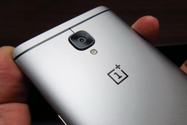OnePlus 3: Design plăcut privirii, atingerii, tuturor simţurilor