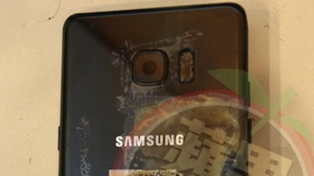<b>Alte două modele Galaxy Note 7 dintre cele înlocuite, explodează; am putea asista la retragerea phablet-ului de pe piață</b>Tot mai multe cazuri ce implică explozia de modele înlocuite Samsung Galaxy Note 7 ne ajung în atenție, semn că sud-coreenii au parte de o problemă cu adevărat serioasă ce ar putea duce chiar la acceptarea eșecului și sistarea vânzărilor la nivel global.