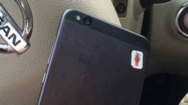 <b>Xiaomi Mi 5c apare în fotografii reale; smartphone cu display de 5.5 inch și 3 GB RAM</b>Deși credeam că smartphone-ul misterios Xiaomi apărut în fotografii acum câteva zile este Mi 6, iată că astăzi primim o lămurire cu privire la denumirea de drept a acestui produs. Se pare că modelul de față se numește Xiaomi Mi 5c, și după cum puteți 