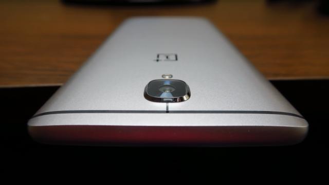 <b>OnePlus 3 Review</b>Mobilissimo.roprezintă telefonul OnePlus 3, flagship-ul OnePlus pe anul curent şi un model tare arătos, mai ales faţă de predecesorul său. Costând în jur de 2.200 sau 2.300 de lei în ţara noastră, acest device cu 6 GB RAM aduce o carcasă metalică, cameră 