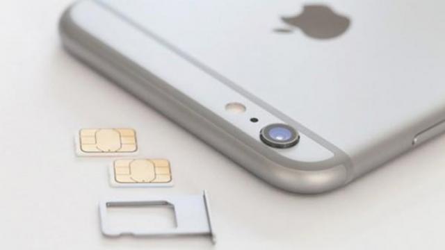 <b>Apple primeşte un brevet pentru un sistem dual SIM dual standby; Ar putea să îl implementeze altfel decât vă imaginaţi</b>Ideea unui iPhone dual-SIM cu siguranță nu i-ar surâde lui Steve Jobs, dar cu toate acestea iată că firma din Cupertino familiarizează cu acest concept. Un brevet proaspăt primit de către compania americană ne indică posibilitatea ca în viitor să 