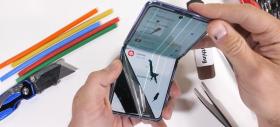 Cum stăm cu sticla UTG şi cu periile anti murdărie de pe Samsung Galaxy Z Flip? Iată disecţia lui JerryRigEverything (Video)