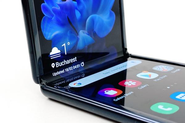 Samsung Galaxy Z Flip Unboxing: telefon pliabil cu clapetă şi balama evoluată, feminin și comod