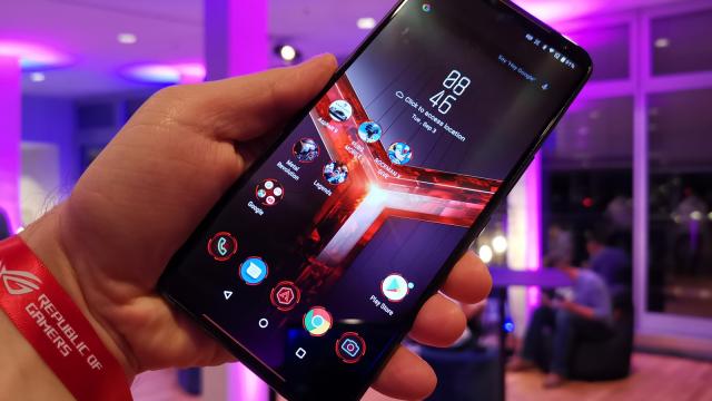 <b>ASUS ROG Phone II: Hardware-ul cel mai puternic dintre telefoanele de gaming din 2019</b>Atunci când a fost anunţat în iulie 2019, ASUS ROG Phone II devenea un fenomen prin prisma dotărilor pe care le oferea. Nici un alt telefon de gaming nu mai avea baterie de 6000 mAh şi puţine se aruncaseră la ecrane de 120 Hz.