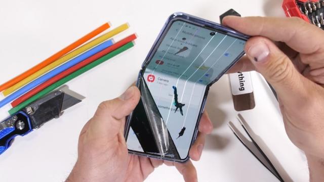 <b>Cum stăm cu sticla UTG şi cu periile anti murdărie de pe Samsung Galaxy Z Flip? Iată disecţia lui JerryRigEverything (Video)</b>După ce s-a tot vorbit despre Motorola RAZR 2019 şi neajunsurile sau defectele sale, acum e rândul lui Samsung Galaxy Z Flip să fie disecat până la cel mai mic amănunt. Cel mai nou pliabil de la 