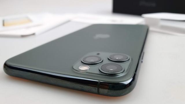 <b>Apple iPhone 11 Pro Max: Cameră cu ultra-wide acum, cu boost pe stabilizare, selfie și captura low light</b>Apple iPhone 11 Pro Max şi iPhone 11 Pro au aceeaşi cameră şi împart şi camera principală şi cea ultra wide cu iPhone 11. Pe modelul de fată avem o combinaţie de 3 senzori de 12 MP. Camera principală are deschidere F/1.8, stabilizare optică şi tehnologie