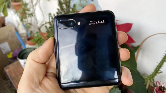 <b>Samsung Galaxy Z Flip Review în Română</b>Mobilissimo.ro vă prezintă recenzia lui Samsung Galaxy Z Flip, un telefon pliabil cu clapeta, care costă 6999 lei pe plan local. Are un ecran pliabil de 6.7 inch cu format vertical, dar şi un ecran extern de 1.1 inch Super AMOLED. Vine cu procesor..
