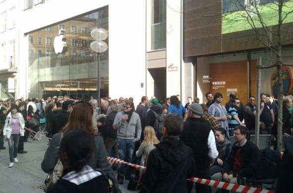 iPad 2 se lansează În Germania, În urale! Avem imagini unice de la fața locului! (Video): imag0165.jpg