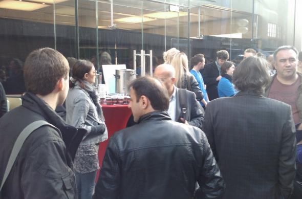 iPad 2 se lansează În Germania, În urale! Avem imagini unice de la fața locului! (Video): imag0169.jpg