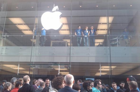 iPad 2 se lansează În Germania, În urale! Avem imagini unice de la fața locului! (Video): imag0173.jpg