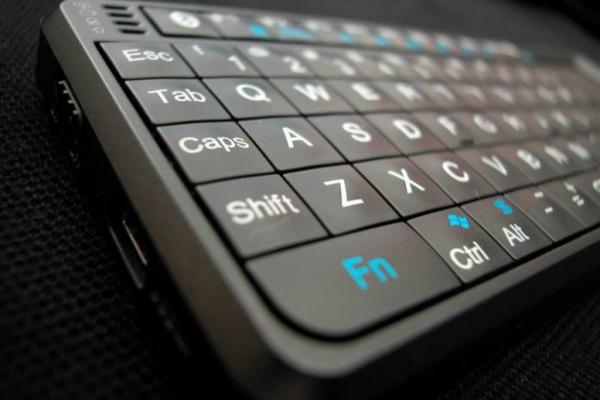 Mini tastatura Bluetooth ProMini - ideala pentru controlul iPad-ului si telefonului mobil