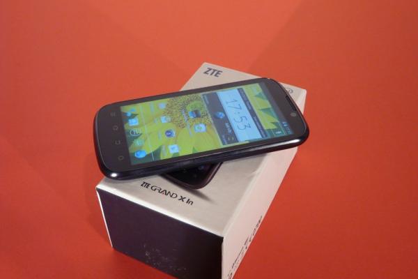 ZTE Grand X In unboxing: primul nostru telefon cu procesor Intel scos din cutie (Video)