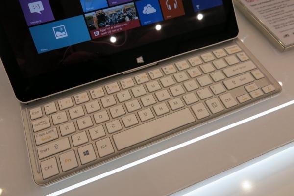 MWC 2013: LG Tab-Book hands on, tableta cu tastatura glisantă și Windows 8 (Video)
