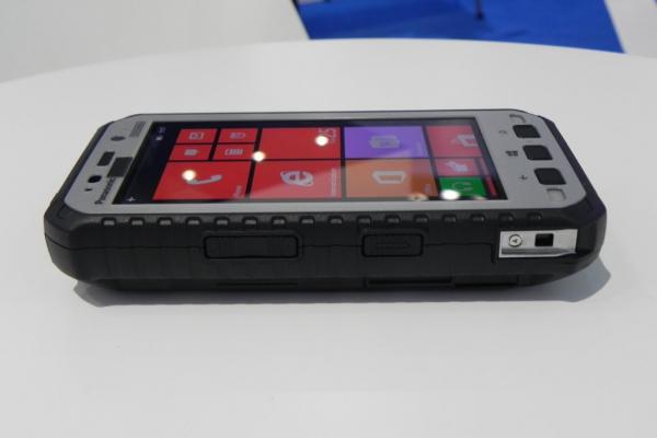 MWC 2014: Panasonic ToughPad 5 hands on preview - telefonul ultrarezistent prin definiție (Video)