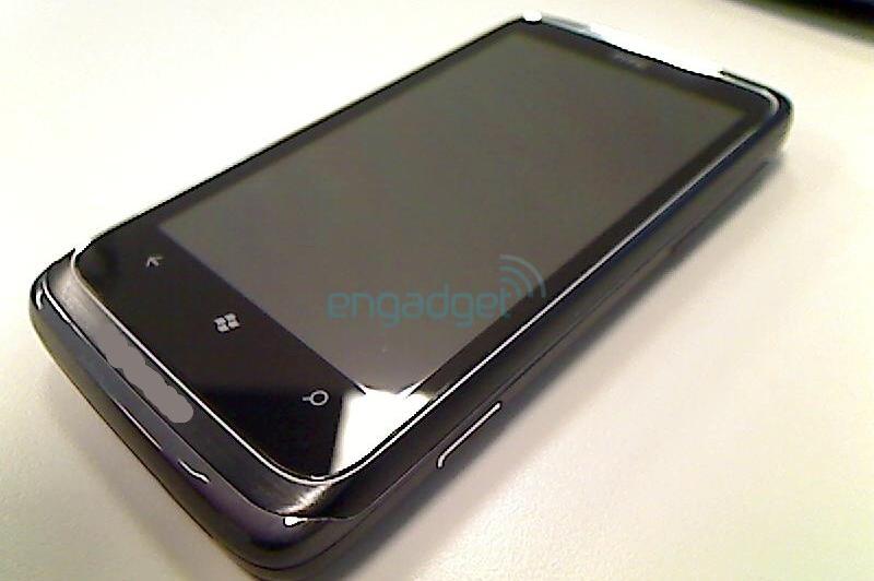 Misteriosul HTC T8788 inlocuieste tastatura glisanta cu... un difuzor?!: htc-t8788-itw-01.jpg