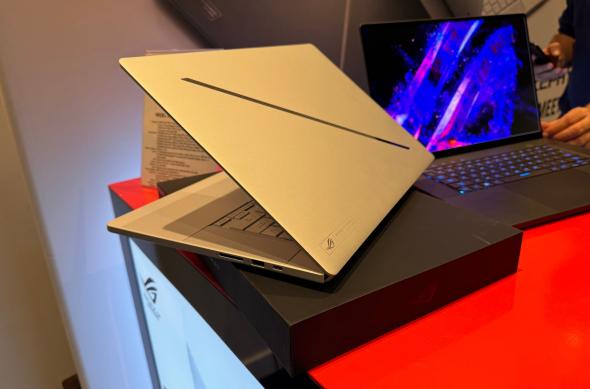 ASUS ROG Zephyrus G16 - Galerie foto: ASUS-ROG-Zephyrus-G16-OLED_019.jpg