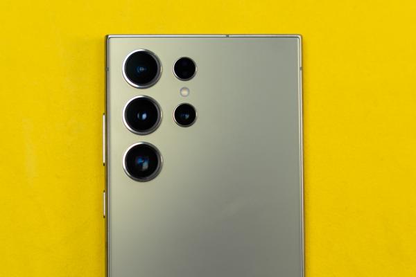 Samsung Galaxy S24 Ultra: Camera livrează la zoom, selfie, Night Mode... dar... există un DAR