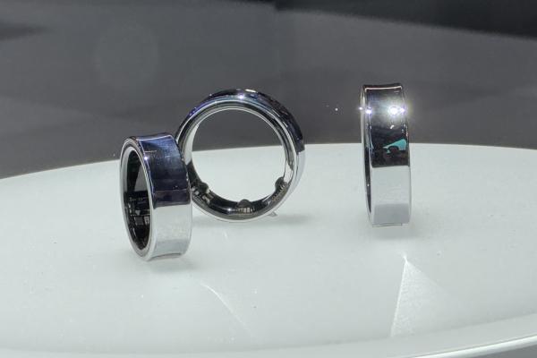 MWC 2024: Primul contact cu Galaxy Ring, noul gadget compact Samsung care monitorizează funcțiile vitale direct de pe deget (Video)