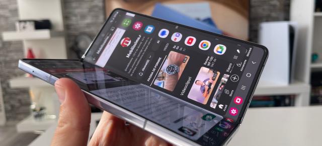 Apple nu este mulțumită de calitatea display-urilor pliabile Samsung, existând îngrijorări legate de rezistență; iPhone-ul pliabil nu vine prea curând