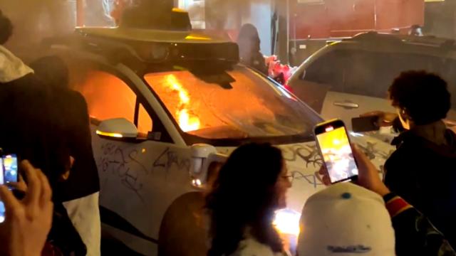 <b>Om versus maşină: un taxi autonom a fost incendiat în San Francisco (Video)</b>Ei uite asta e un moment pe care colegul Alex ar fi putut să îl prindă când a fost în San Francisco luna trecută. O mulţime furioasă a atacat un aşa numit "robotaxi", un taxi autonom în oraşul american. De ce la ce "s-au luat" aflaţi 
