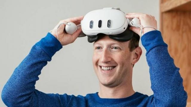 <b>Mark Zuckerberg a testat Apple Vision Pro, iar acum e convins că Meta Quest 3 e „un produs mult mai bun”</b>În urmă cu ceva timp am aflat că pe Mark Zuckerberg nu îl deranjează „competiția” venită din partea Apple odată cu lansarea Vision Pro. Aș zice chiar că miliardarul se bucură, spunând că plănuiește ca Meta Quest să devină „Androidul”