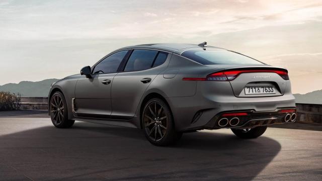 <b>Un nou capitol pentru Kia: Producătorul pregătește EV8, un sedan electric tribut pentru modelul Stinger, cu aspect fresh și autonomie generoasă</b>În urmă cu câțiva ani Kia anunța modelul Stinger GT aka un automobil sport cu design de Porsche Panamera la jumătate de preț. A fost apreciat de către pasionați, deși la nivel de vânzări nu a impresionat. Compania a luat hotărârea de a stopa seria în 2017