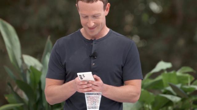 <b>Celebrităţi versus miliardari: de ce unii au iPhone, alţii Android?</b>În general evităm articolele de can-can şi bârfă, dar m-a surprins această discrepanţă între preferinţele miliardarilor când vine vorba de smartphone-uri şi preferinţele celebrităţilor. Cu ochii închişi aş fi zis că iPhone-ul e preferat şi de unii 