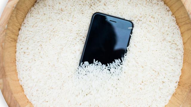 <b>După ani de "remediul cu orez", Apple ne spune să nu mai punem iPhone-urile în orez după ce se udă</b>Ani întregi am cunoscut şi aplicat remediul de a pune un telefon scăpat în apă într-un bol cu orez sau o pungă cu orez, pentru a îi absorbi toată umezeală. Ei bine în ultimele zile Apple şi-a actualizat lista cu sfaturi şi recomandări legate 