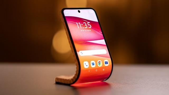 <b>MWC 2024: Motorola prezintă smartphone-ul adaptiv, care se poate transforma în „smartwatch” </b>Anul trecut Lenovo și Motorola prezentau un teaser legat de un smartphone cu ecran adaptiv. Fix așa se numește noul concept prezentat în cadrul MWC 2024, în Barcelona, recent - Motorola Adaptive Display. Pare că vorbim despre un telefon cu display