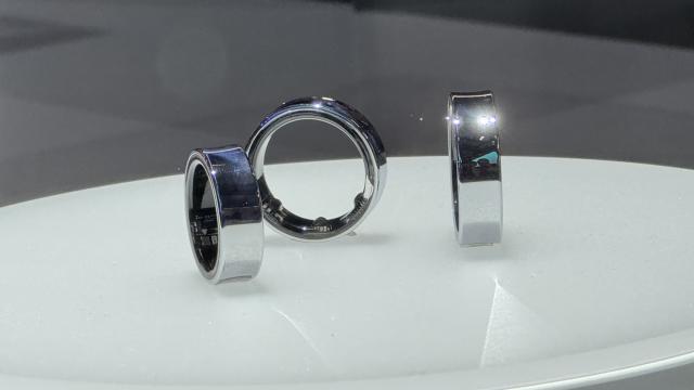 <b>MWC 2024: Primul contact cu Galaxy Ring, noul gadget compact Samsung care monitorizează funcțiile vitale direct de pe deget (Video)</b>În segmentul purtabilelor apare un nou dispozitiv interesant care stârnește chiar controverse. E vorba despre inelele inteligente. Sunt de ceva timp pe piață, compania Oura fiind prima care a lansat astfel de gadget-uri. Samsung a anunțat în acest