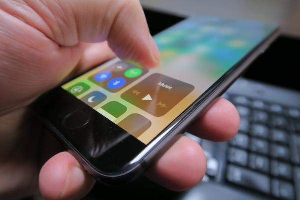 Apple iPhone 8: Display luminos, binișor calibrat