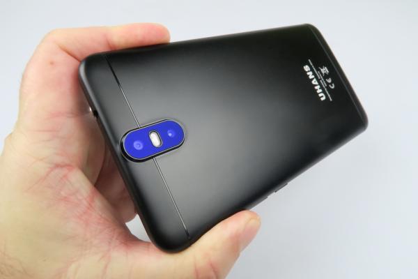 UHANS Max 2: Design baban şi aproape dintr-o bucată