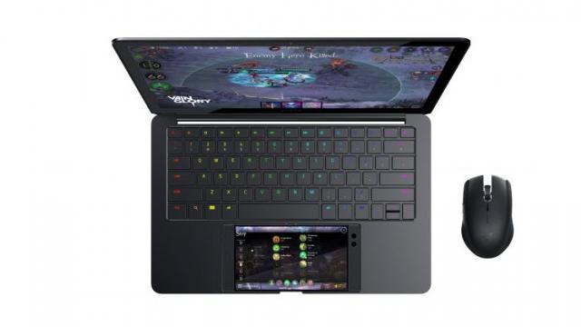 <b>Razer Phone 2 ar urma să vină la IFA 2018 împreună cu varianta finală de laptop Project Linda</b>Cu toate că privirile ne sunt îndreptate către noutățile pe care producătorii din lumea tech le vor aduce la MWC 2018, iată că aflăm și detalii despre dispozitivele pregătite pentru în toamnă atunci când va avea loc târgul IFA 2018