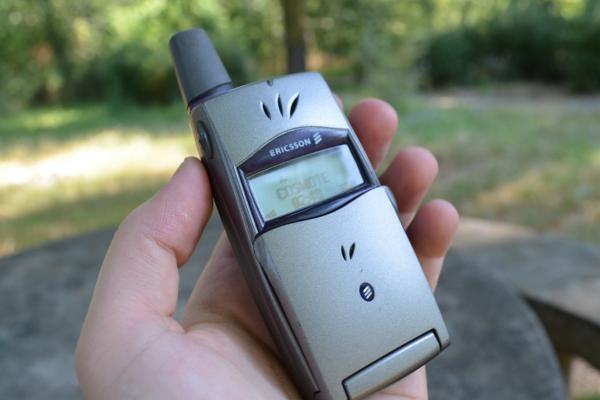 Ericsson T29s RetroReview: baterie dublată faţă de predecesor, WAP şi flip cu drag din negura timpului (Video)