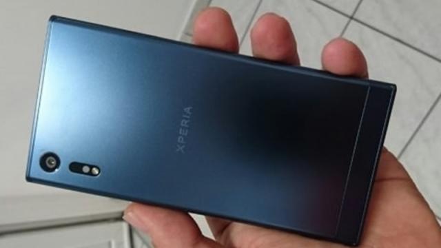 <b>Flagship-ul Sony Xperia F8331 apare din nou în imagini; vine într-o nuanță de albastru electric</b>Pe data de 18 iulie vă prezentam prin intermediul unui articol o serie de fotografii hands-on cu un nou flagship pregătit de către japonezii de la Sony, model cunoscut pentru moment sub numele de cod F8331. Astăzi, două noi imagini cu acest produs își fac