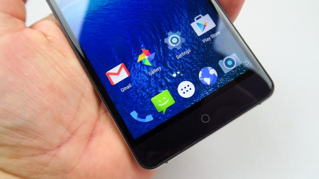 <b>Ulefone Power: OS, UI, aplicaţii cu Marshmallow ca punct central, în mare stock</b>Ulefone Power a primit 3 actualizări software pe parcursul perioadei când l-am testat, semn că producătorului sau chiar îi pasă de utilizatori. Terminalul vine cu Android 6.0 Marshmallow, în mare într-o variantă stock.