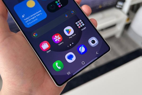 Samsung începe de astăzi distribuirea update-ului final Android 16 + One UI 8 pe seria Galaxy S25, curând și global